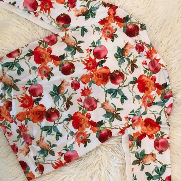 TAIL "Sporty top in berries & flowers" - Picture 4 of 4